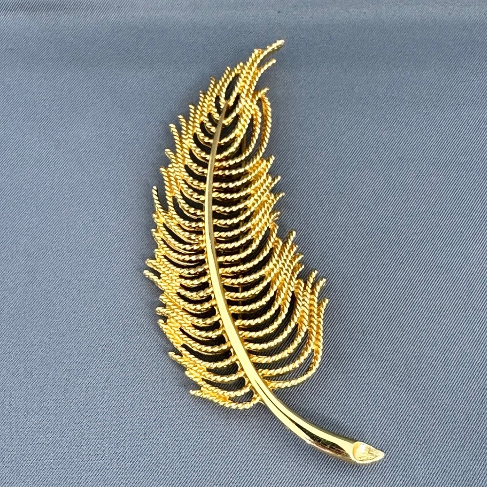 Monet Vintage Gold Tone Feather Brooch Textured Plume‎ Pin Classic Jewelry